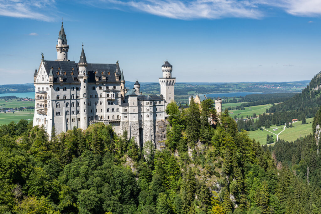 Die schönsten Schlösser in Deutschland, wie Schloss Neuschwanstein, Schloss Sanssouci und Schloss Heidelberg, ziehen mit ihrer beeindruckenden Architektur und reichen Geschichte jährlich Millionen von Besuchern aus aller Welt an.