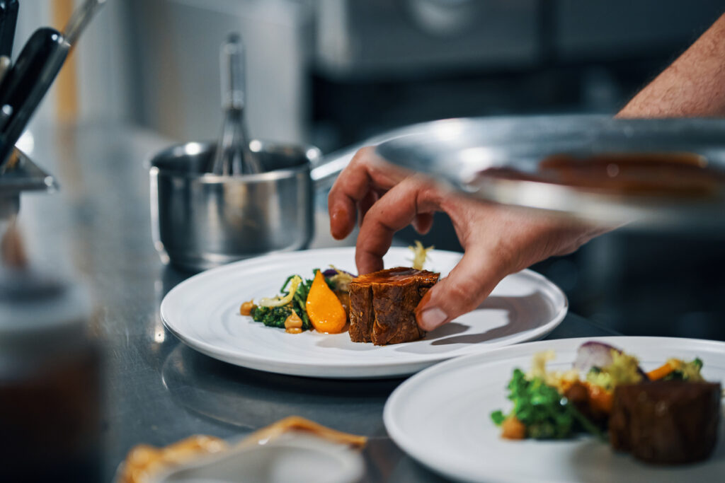 Die Michelin Restaurants Karlsruhe sind ein Beweis für die vielfältige und hochwertige Gastronomieszene der Stadt, die sowohl traditionelle als auch moderne Küche auf höchstem Niveau bietet. Mit ihren einzigartigen Menüs und erstklassigem Service haben diese Restaurants die begehrten Sterne des Michelin Guides verdient und setzen Maßstäbe in der regionalen und überregionalen Kulinarik.