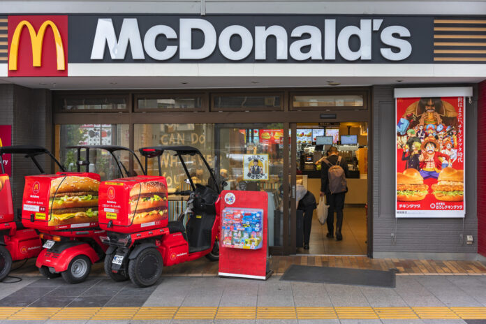Eine McDonald's Filiale mit kleinen Lieferwagen.