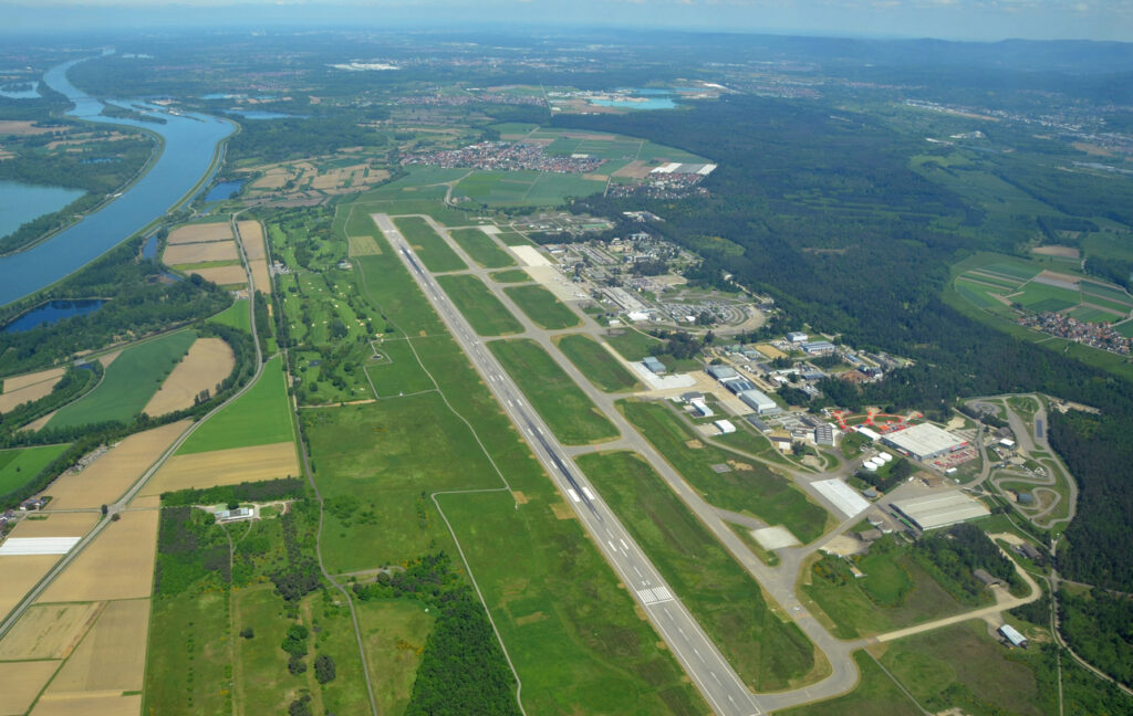 Der Baden Airpark, auch bekannt als Flughafen Karlsruhe/Baden-Baden, ist ein internationaler Flughafen im Südwesten Deutschlands, der sowohl zivile als auch militärische Flüge bedient.