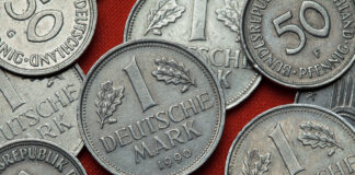 Die deutsche Mark und einige alte Pfennige.