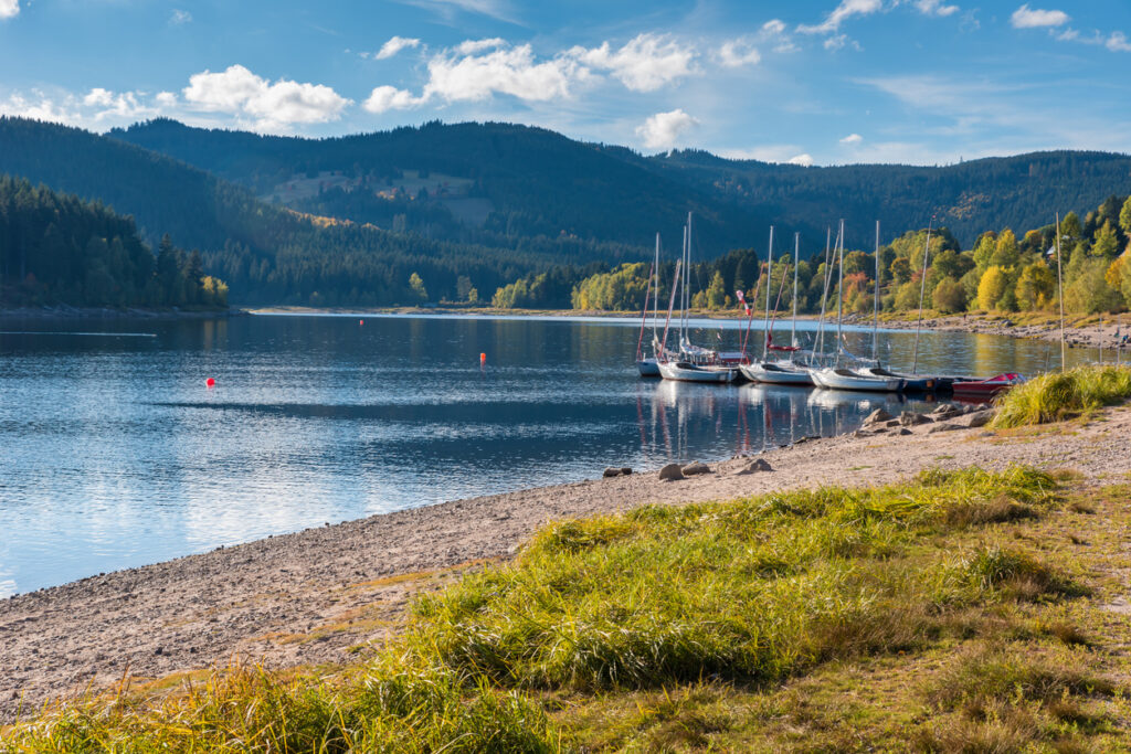 Baden-Württemberg ist Heimat einiger der schönsten Seen Deutschlands, die eine Vielzahl von Freizeitaktivitäten bieten. Der Bodensee, der größte See der Region, und der malerische Titisee im Schwarzwald sind nur zwei Beispiele für die beeindruckenden natürlichen Gewässer, die in diesem Bundesland zu finden sind.