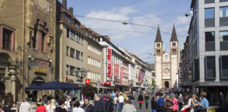 Eine Einkaufsstraße in Würzburg.