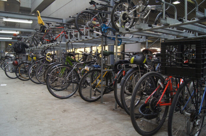 Viele Fahrräder sind in einer Fahrrad-Garage geparkt.