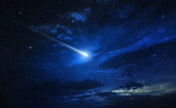Ein beeindruckendes Himmelsspektrum in der Nacht am Himmel