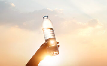 Es wird allgemein empfohlen, täglich etwa 2 bis 3 Liter Wasser zu trinken, wobei der genaue Bedarf je nach Alter, Geschlecht, körperlicher Aktivität und Umgebungstemperatur variieren kann. Es ist wichtig, auf die Signale des eigenen Körpers zu hören und bei Durstgefühl zu trinken, um eine ausreichende Hydration sicherzustellen.