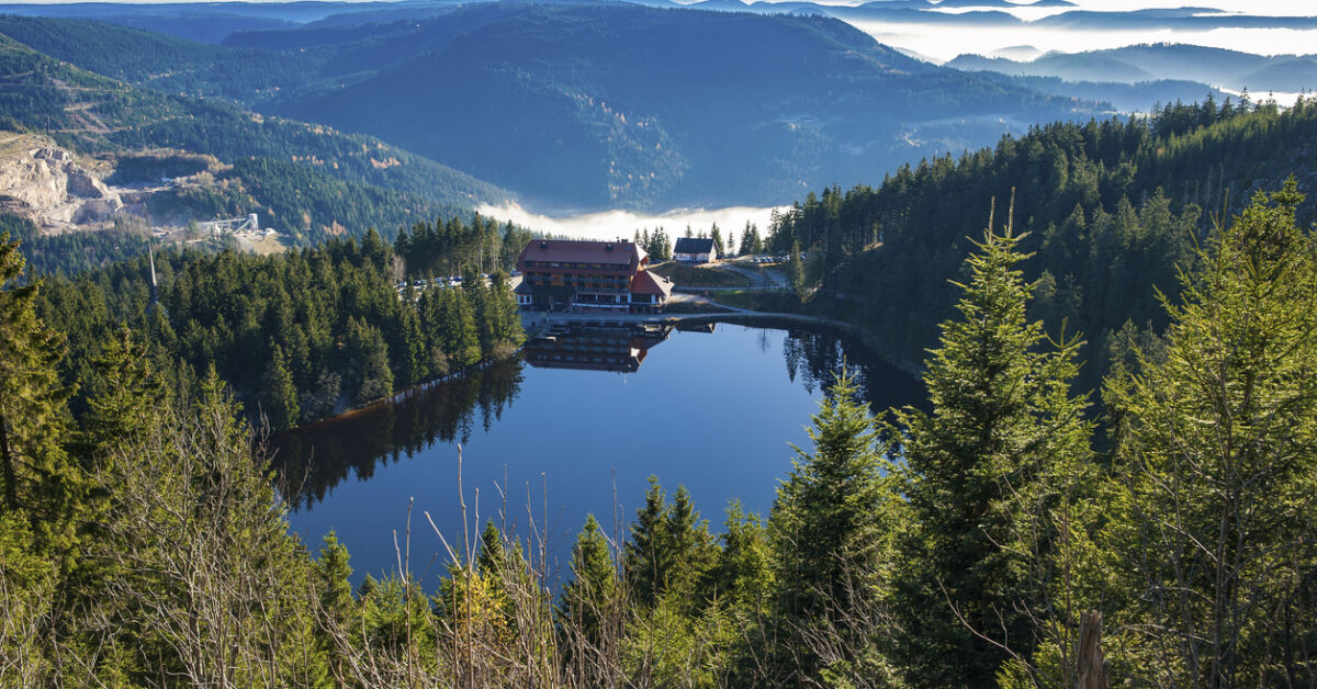 R-tselhafter-See-liegt-im-Schwarzwald-Magischer-Anziehungsort-