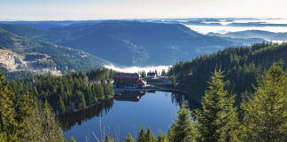 Zum Wandern im Schwarzwald und den schönsten Orten gehört auch der Mummelsee, der sich in der Nähe von Seebach im Schwarzwald befindet.