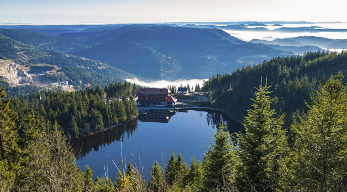 Zum Wandern im Schwarzwald und den schönsten Orten gehört auch der Mummelsee, der sich in der Nähe von Seebach im Schwarzwald befindet.