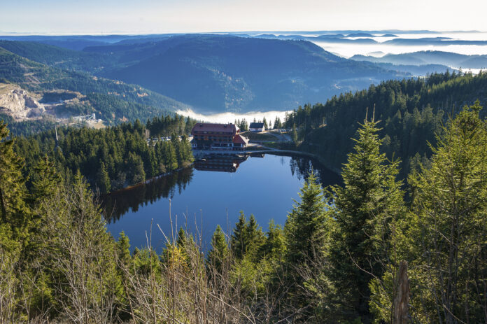 Zum Wandern im Schwarzwald und den schönsten Orten gehört auch der Mummelsee, der sich in der Nähe von Seebach im Schwarzwald befindet.