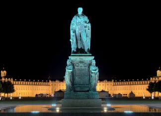 Karl Friedrich von Baden Denkmal in der Nacht vor dem Karlsruher Schloss