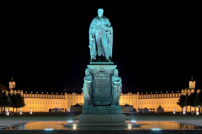 Karl Friedrich von Baden Denkmal in der Nacht vor dem Karlsruher Schloss