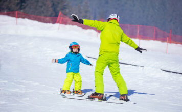 Ein Skiurlaub mit Kindern bietet eine aufregende Mischung aus sportlicher Aktivität und Winterwunderland-Abenteuer, wobei es wichtig ist, geeignete Skischulen und kinderfreundliche Pisten zu berücksichtigen, um ein sicheres und spaßiges Erlebnis für die ganze Familie zu gewährleisten.