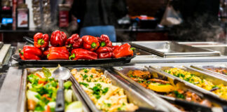 Die Auslage eines Bufetts in einem Restaurant oder in einer Kantine bestückt mit Lebensmitteln und Gemüse