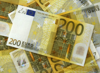 Viele 200-Euro-Scheine liegen übereinander