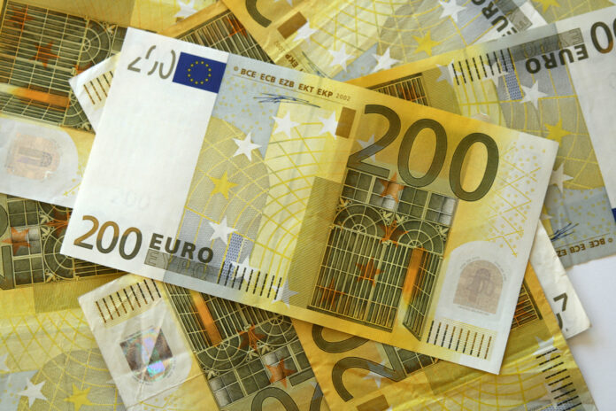 Viele 200-Euro-Scheine liegen übereinander