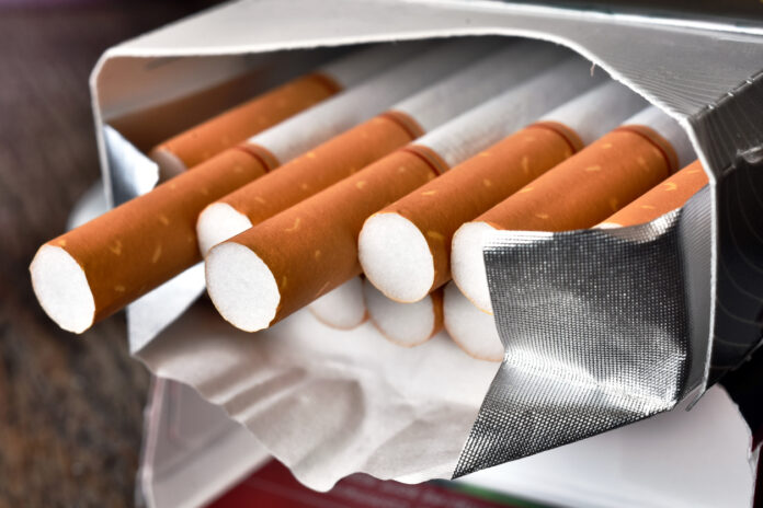 Eine offene Packung Zigaretten. In der Verpackung sind sieben Zigaretten zu sehen. Drei Zigaretten, die im unteren Bereich der Verpackung liegen, sind nur zum Teil sichtbar.