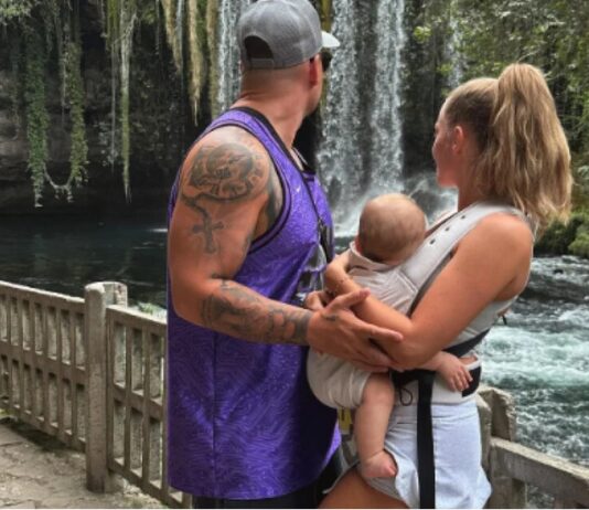 Pietro Lombardi im Urlaub mit seiner Freundin und seinem Sohn. Sie stehen vor einem Wasserfall und sind sommerlich gekleidet. Laura Maria trägt ihren Sohn in einer Tragetasche vor dem Bauch.