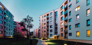 Ein Wohnblock im Abendlicht.