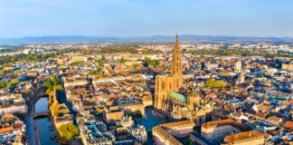 Straßburg, gelegen am Ufer des Rheins, ist die Hauptstadt der Region Grand Est in Frankreich und bekannt für ihre reiche Geschichte und ihre beeindruckende gotische Kathedrale. Als Sitz des Europäischen Parlaments und anderer wichtiger europäischer Institutionen spielt die Stadt auch eine zentrale Rolle in der europäischen Politik und Integration.