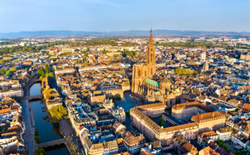 Straßburg, gelegen am Ufer des Rheins, ist die Hauptstadt der Region Grand Est in Frankreich und bekannt für ihre reiche Geschichte und ihre beeindruckende gotische Kathedrale. Als Sitz des Europäischen Parlaments und anderer wichtiger europäischer Institutionen spielt die Stadt auch eine zentrale Rolle in der europäischen Politik und Integration.