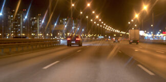 Eine Autobahn bei Nacht