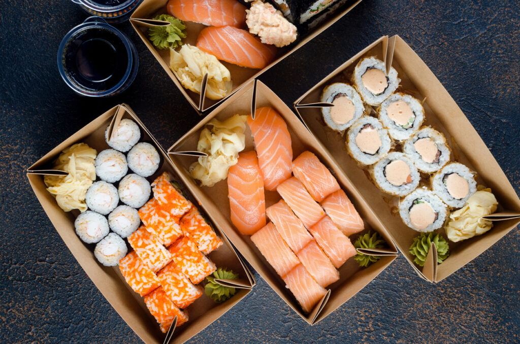 Lieferservices für Sushi bieten eine bequeme Möglichkeit, frisches und schmackhaftes Sushi direkt an Ihre Haustür zu bekommen, ohne das Haus verlassen zu müssen. Sie ermöglichen es Sushi-Liebhabern, eine Vielfalt von Rollen und anderen japanischen Delikatessen zu genießen, während sie die Qualität und Authentizität eines Sushi-Restaurants beibehalten.