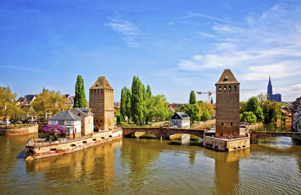 Die Ponts Couverts sind eine Gruppe von befestigten Brücken in Straßburg, die ursprünglich mit Holzdächern bedeckt waren, von denen sie ihren Namen ("bedeckte Brücken") erhalten haben. Sie erstrecken sich über die Ill in der historischen Altstadt und sind, zusammen mit dem nahegelegenen Straßburger Münster, eines der Wahrzeichen der Stadt.