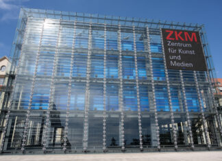 Das ZKM (Zentrum für Kunst und Medien) in Karlsruhe ist eine weltweit führende Institution, die Kunst und digitale Medien miteinander verbindet. Es dient als Plattform für zeitgenössische Entwicklungen in den Bereichen Kunst, Kultur und Technologie und bietet vielfältige Ausstellungen, Forschungsprojekte und Veranstaltungen.