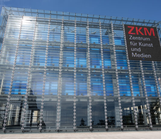 Das ZKM (Zentrum für Kunst und Medien) in Karlsruhe ist eine weltweit führende Institution, die Kunst und digitale Medien miteinander verbindet. Es dient als Plattform für zeitgenössische Entwicklungen in den Bereichen Kunst, Kultur und Technologie und bietet vielfältige Ausstellungen, Forschungsprojekte und Veranstaltungen.
