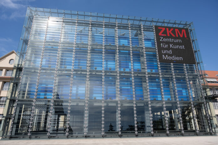Das ZKM (Zentrum für Kunst und Medien) in Karlsruhe ist eine weltweit führende Institution, die Kunst und digitale Medien miteinander verbindet. Es dient als Plattform für zeitgenössische Entwicklungen in den Bereichen Kunst, Kultur und Technologie und bietet vielfältige Ausstellungen, Forschungsprojekte und Veranstaltungen.