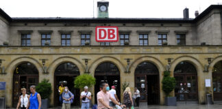 Der Eingang eines Bahnhofes mit dem Deutsche Bahn Symbol