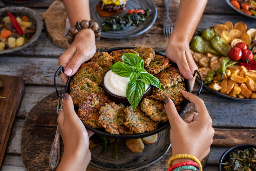 Vegane Speisen sind solche, die keine tierischen Produkte oder Nebenprodukte enthalten. Sie sind ausschließlich aus pflanzlichen Zutaten hergestellt, was sie zu einer beliebten Wahl für diejenigen macht, die eine tierfreundliche und umweltbewusste Ernährung anstreben.