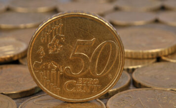 Großaufnahme einer 50-Cent-Münze.