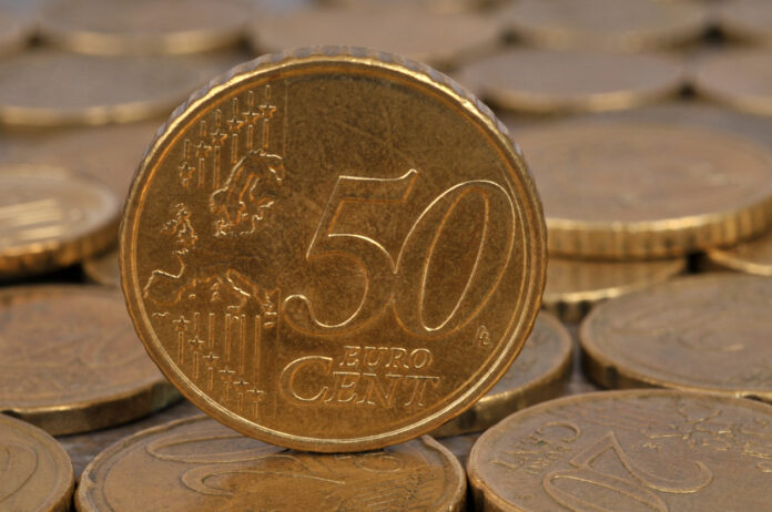 Großaufnahme einer 50-Cent-Münze.