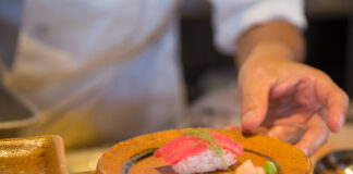 Sushi serviert auf einem Teller im Restaurant