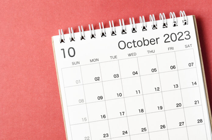 Ein Kalender mit dem Kalenderblatt Oktober.