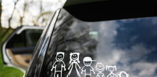 Familienaufkleber auf der Heckscheibe eines Autos.