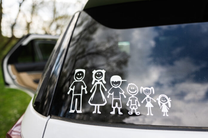 Familienaufkleber auf der Heckscheibe eines Autos.