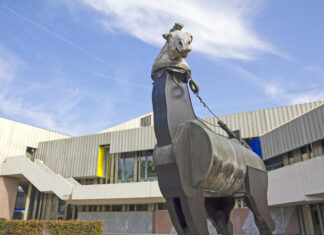 Das Badische Staatstheater Karlsruhe ist eine renommierte Kultureinrichtung, die ein breites Spektrum an künstlerischen Darbietungen bietet, darunter Oper, Ballett, Schauspiel und Konzerte. Mit einer reichen Geschichte und einem Engagement für kreative Innovationen trägt es wesentlich zur kulturellen Landschaft der Region bei und bietet ein vielfältiges Programm, das sowohl klassische als auch zeitgenössische Werke umfasst.