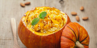 Herbstgerichte zeichnen sich durch ihre wärmenden und herzhaften Zutaten aus, die perfekt zur kühlen Jahreszeit passen. Kürbis- Suppen, Eintöpfe und Gerichte mit Pilzen oder Wild sind besonders beliebt, wenn die Blätter fallen und die Tage kürzer werden.