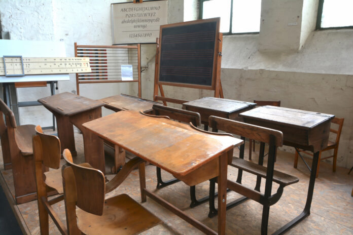 Das badische Schulmuseum bietet zudem interaktive Führungen und Workshops an, die besonders für Schulklassen und Familien einen lebendigen Einblick in die Schulgeschichte Badens bieten.