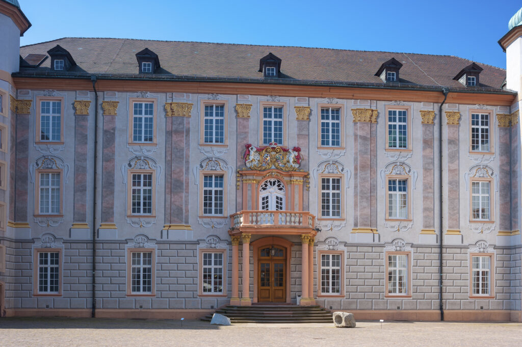 Das Schloss Ettlingen, gelegen im Herzen der Stadt Ettlingen in Baden-Württemberg, ist ein beeindruckendes barockes Bauwerk mit einer reichen Geschichte, die bis ins Mittelalter zurückreicht. Heute beherbergt es das Museum Ettlingen und dient als kultureller Treffpunkt mit regelmäßigen Ausstellungen, Veranstaltungen und Konzerten.