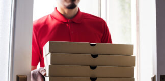 Pizza-Lieferservices bieten die Möglichkeit, eine heiße, frisch zubereitete Pizza schnell und bequem direkt an die Haustür geliefert zu bekommen. Sie sind eine beliebte Wahl für Menschen, die eine unkomplizierte und leckere Mahlzeit genießen möchten, ohne kochen oder das Haus verlassen zu müssen.