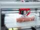 Ein 3D-Drucker druckt ein Stück Fleisch aus.