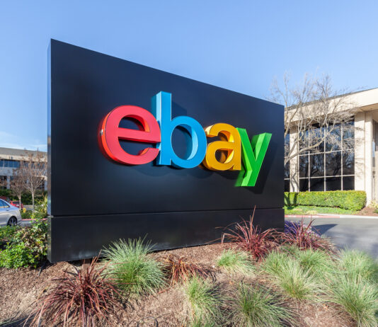 Schild der Verkaufsplattform eBay vor einem Gebäude