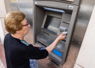 Ältere Frau am Geldautomaten