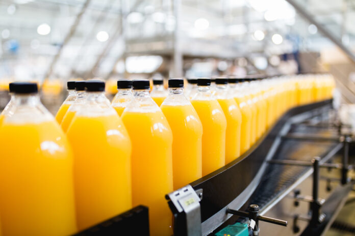 Orangensaft in Plastikflaschen