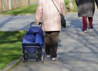 Eine Rentnerin sammelt Pfandlfaschen.