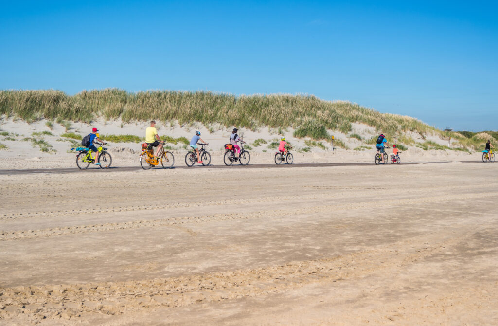 Der Nordsee-Radweg, auch bekannt als EuroVelo-Route 12, erstreckt sich entlang der malerischen Küste und bietet Radfahrern atemberaubende Ausblicke auf das Meer, Dünenlandschaften und malerische Küstendörfer. Mit einer Länge von über 6.000 Kilometern durch acht Länder ist er einer der längsten Radwege Europas und bietet eine einzigartige Möglichkeit, die Schönheit und Vielfalt der Nordseeküste auf umweltfreundliche Weise zu erkunden.